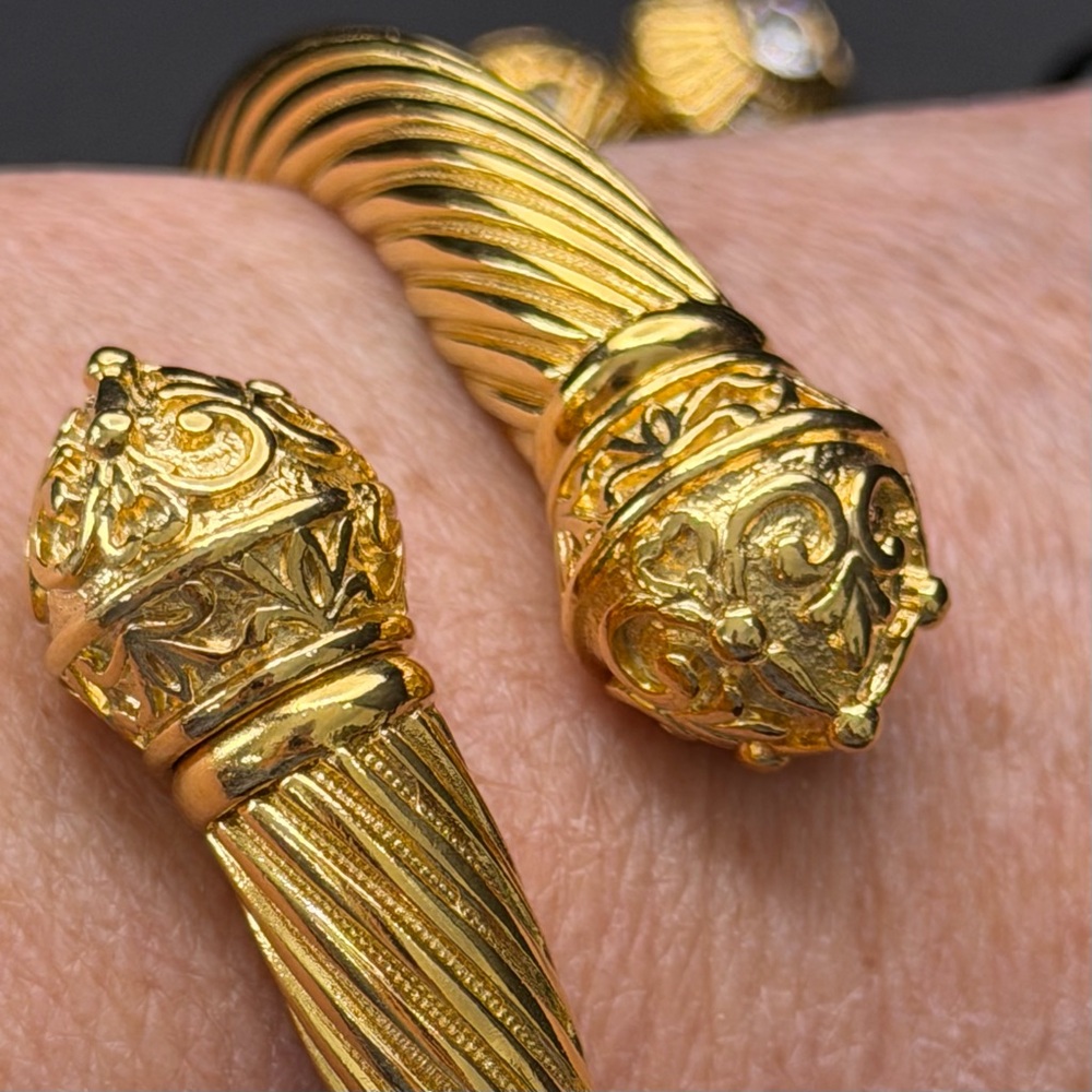 Vintage Joan Rivers 1990’s Hinged Bypass Gold Bracelet with Changeable Tips. - Picture 5 of 15